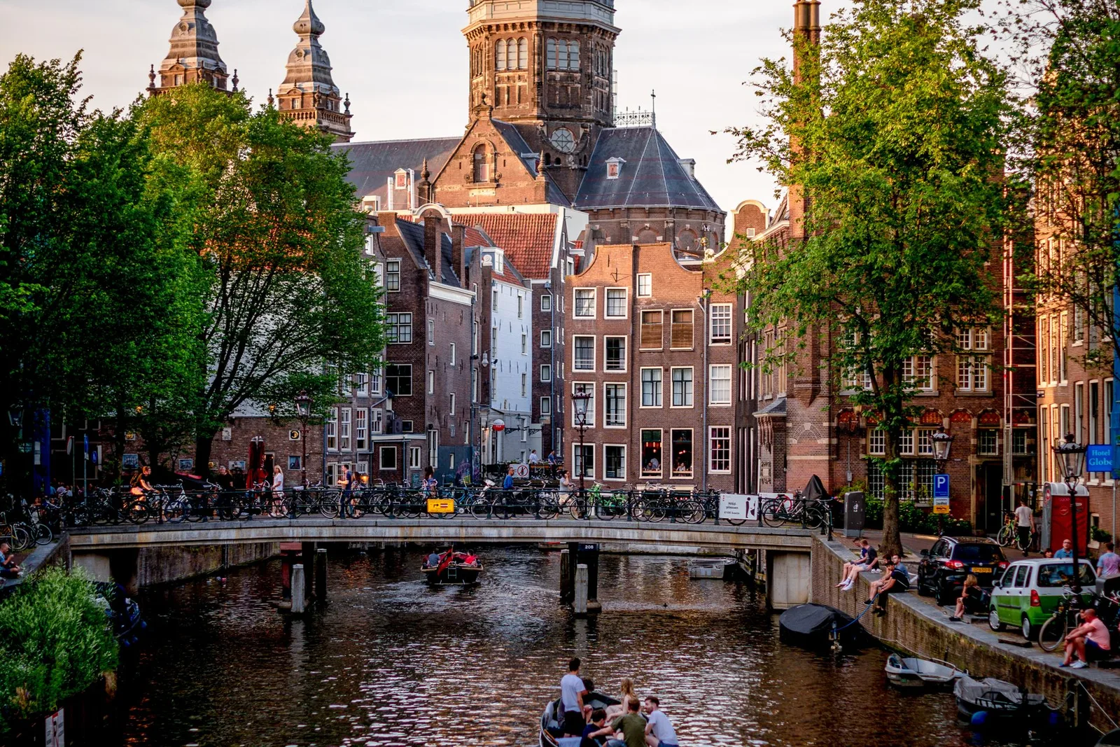 Boats on the canal below the Sint Nicolaaskerk in the evening light
