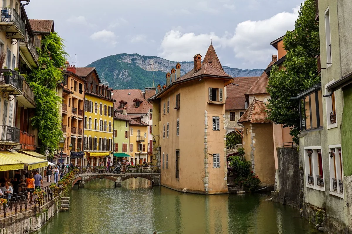 Pastel houses and the Palais de l