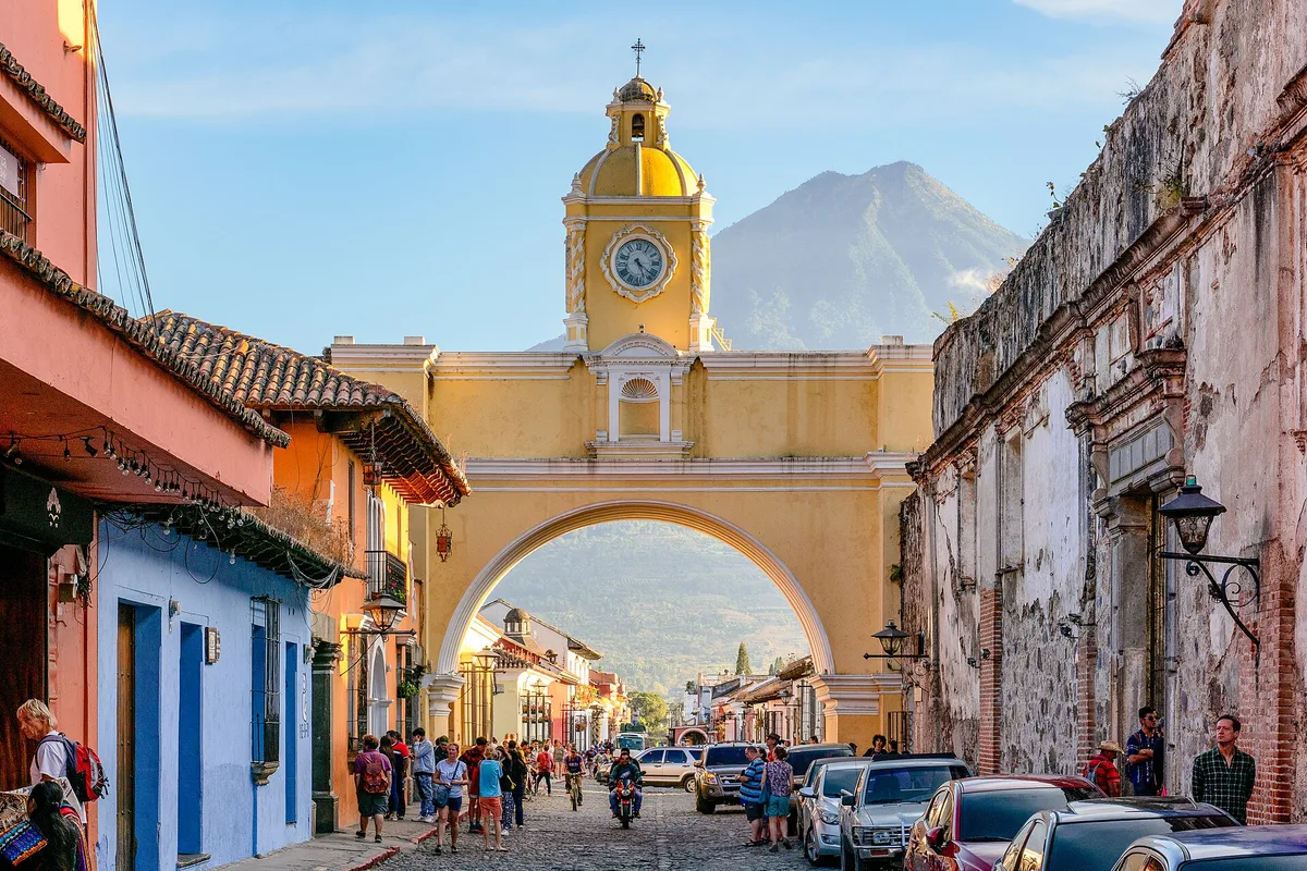 The Santa Catalina Arch on 5a Avenida Norte, with Volcán de Agua behind