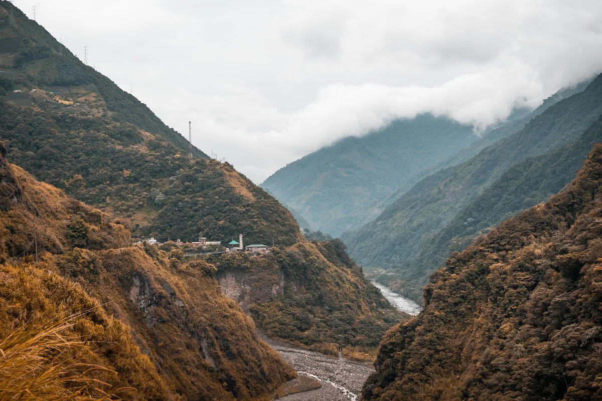 The road descending through the Pastaza gorge on the way into Baños