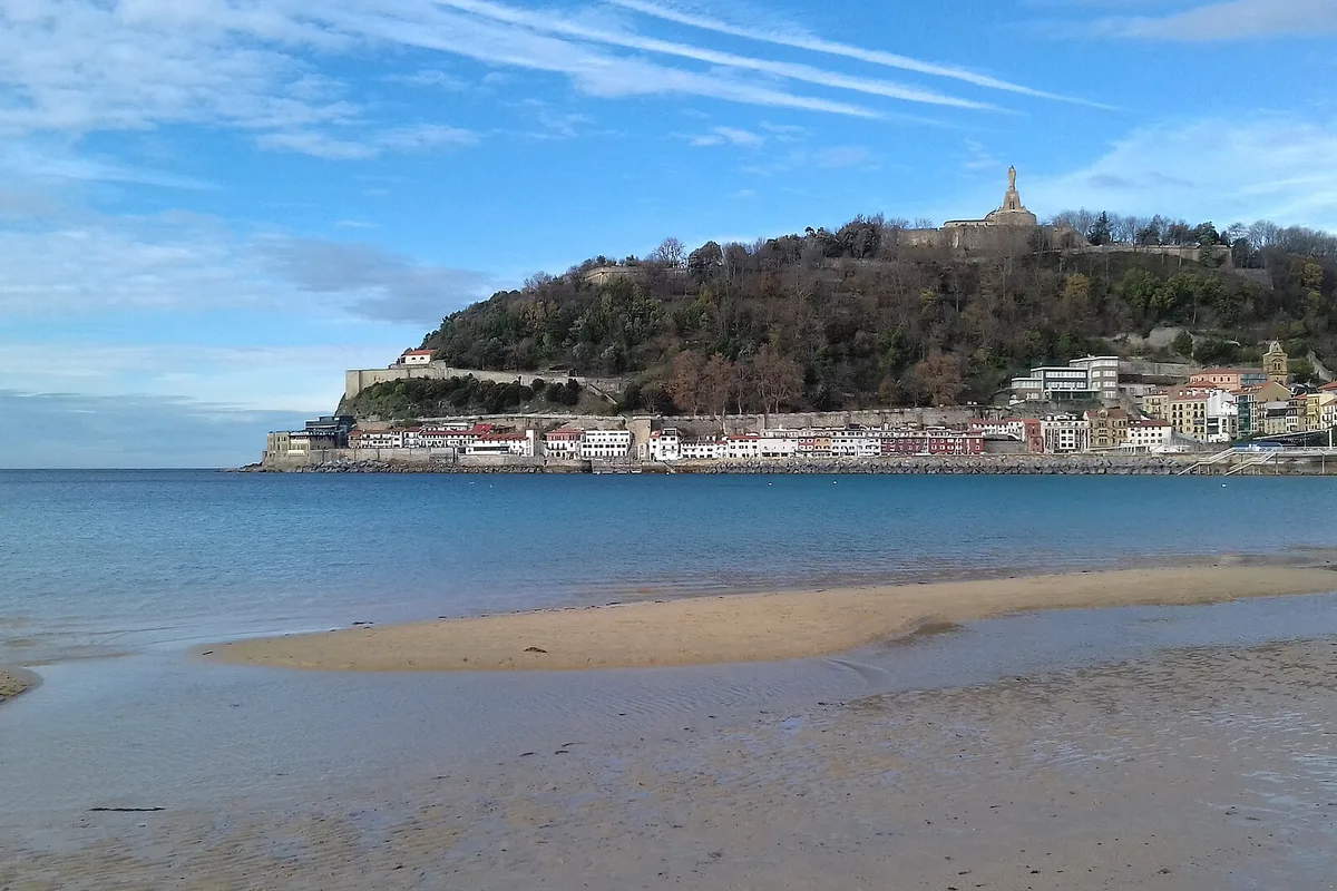 La Concha bay in San Sebastián at low tide, with Monte Urgull and the old town across the water