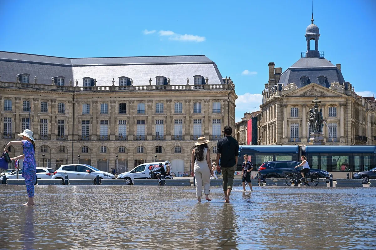 Place de la Bourse across the Miroir d