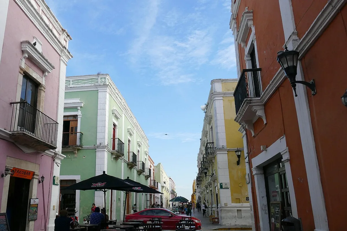 Pastel colonial façades and café tables on Calle 59 in Campeche