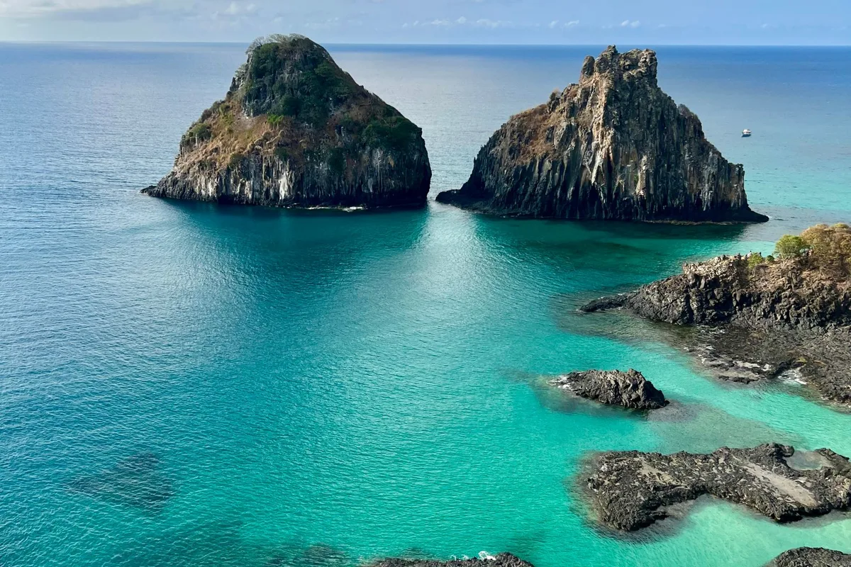 Baía dos Porcos cove and the Dois Irmãos rocks in turquoise water