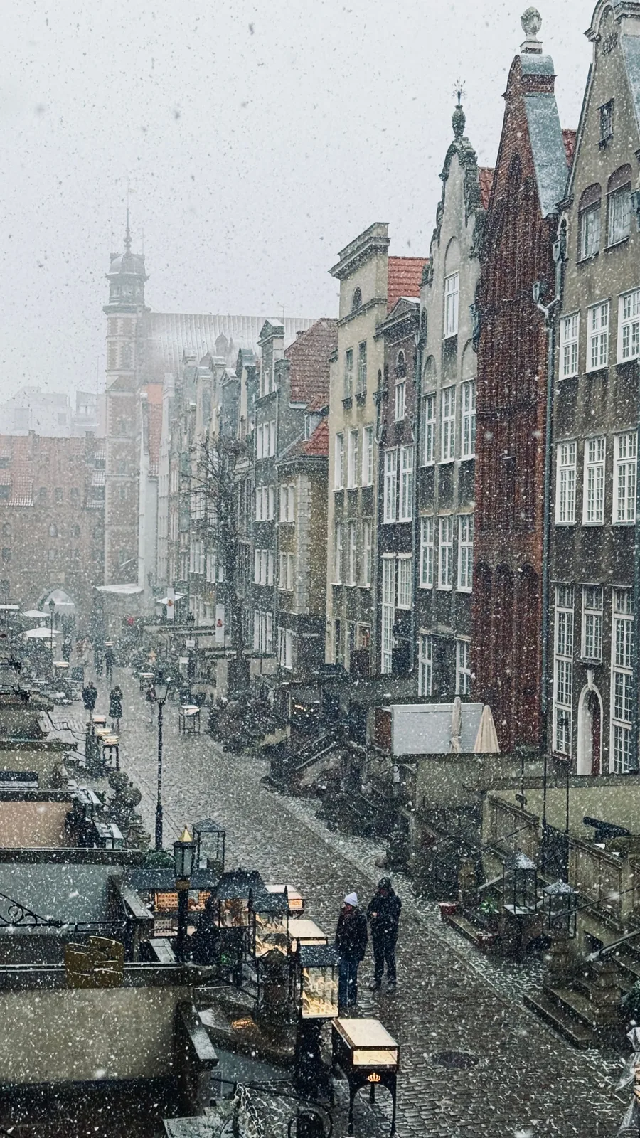 Snow falling on Mariacka Street