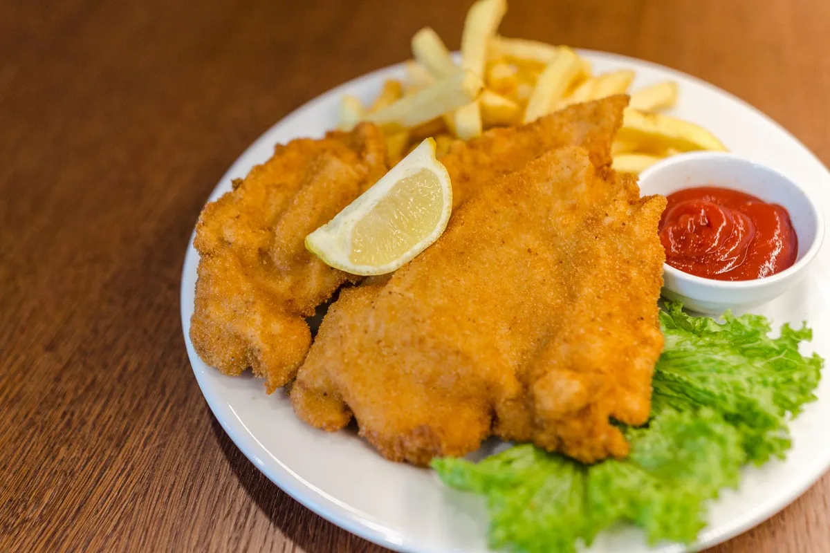 A breaded schnitzel with fries and lemon, the Austrian plate that waits in Hallstatt