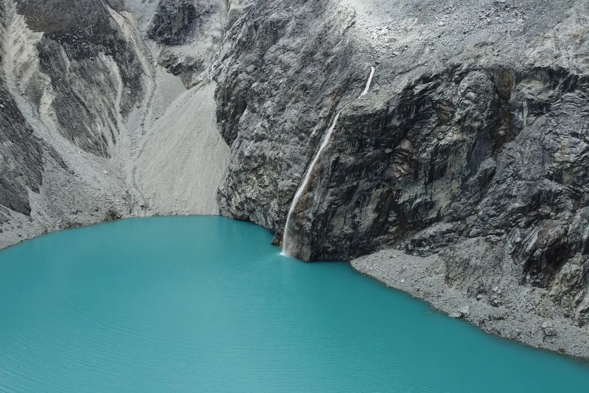 Laguna 69 from above, turquoise water under the rock walls of the Llanganuco valley