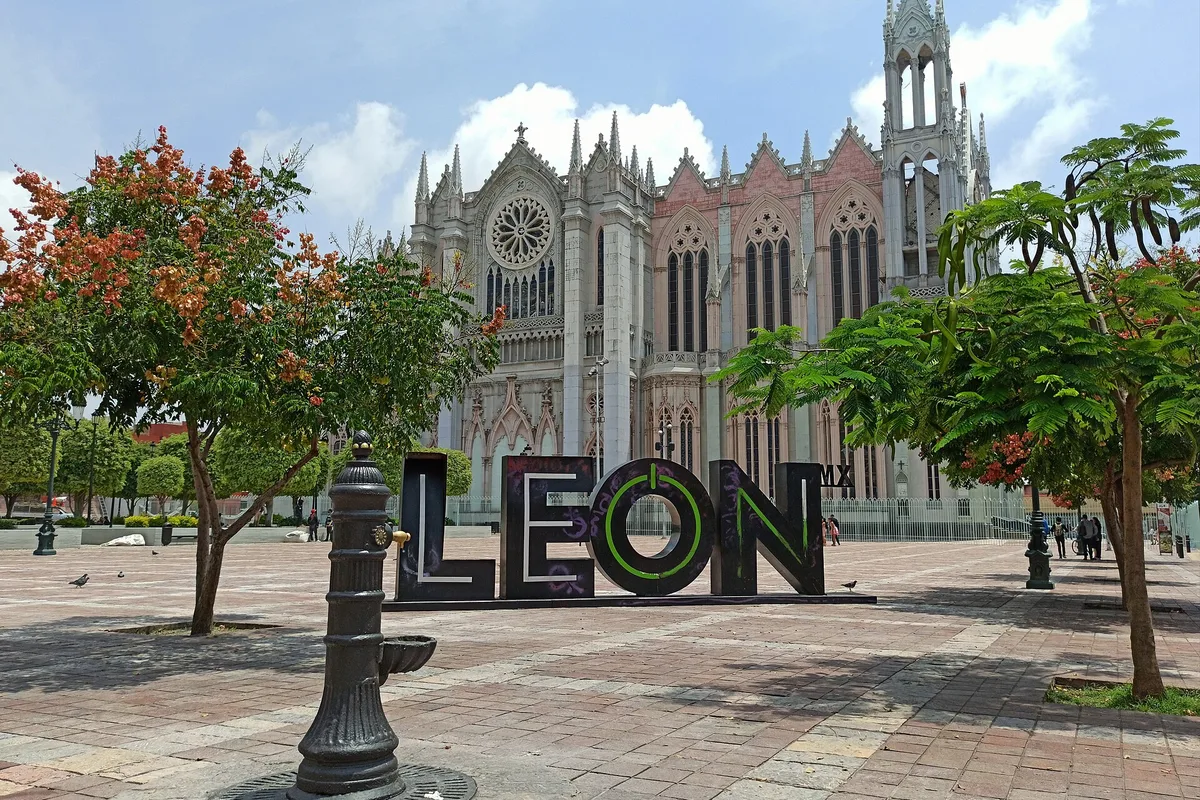 The Templo Expiatorio and the León letters on its plaza