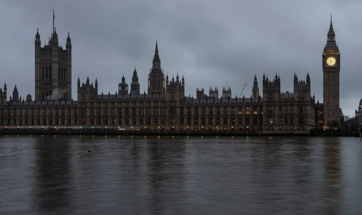 Big Ben and the Houses of Parliament at dusk with the Thames in the foreground