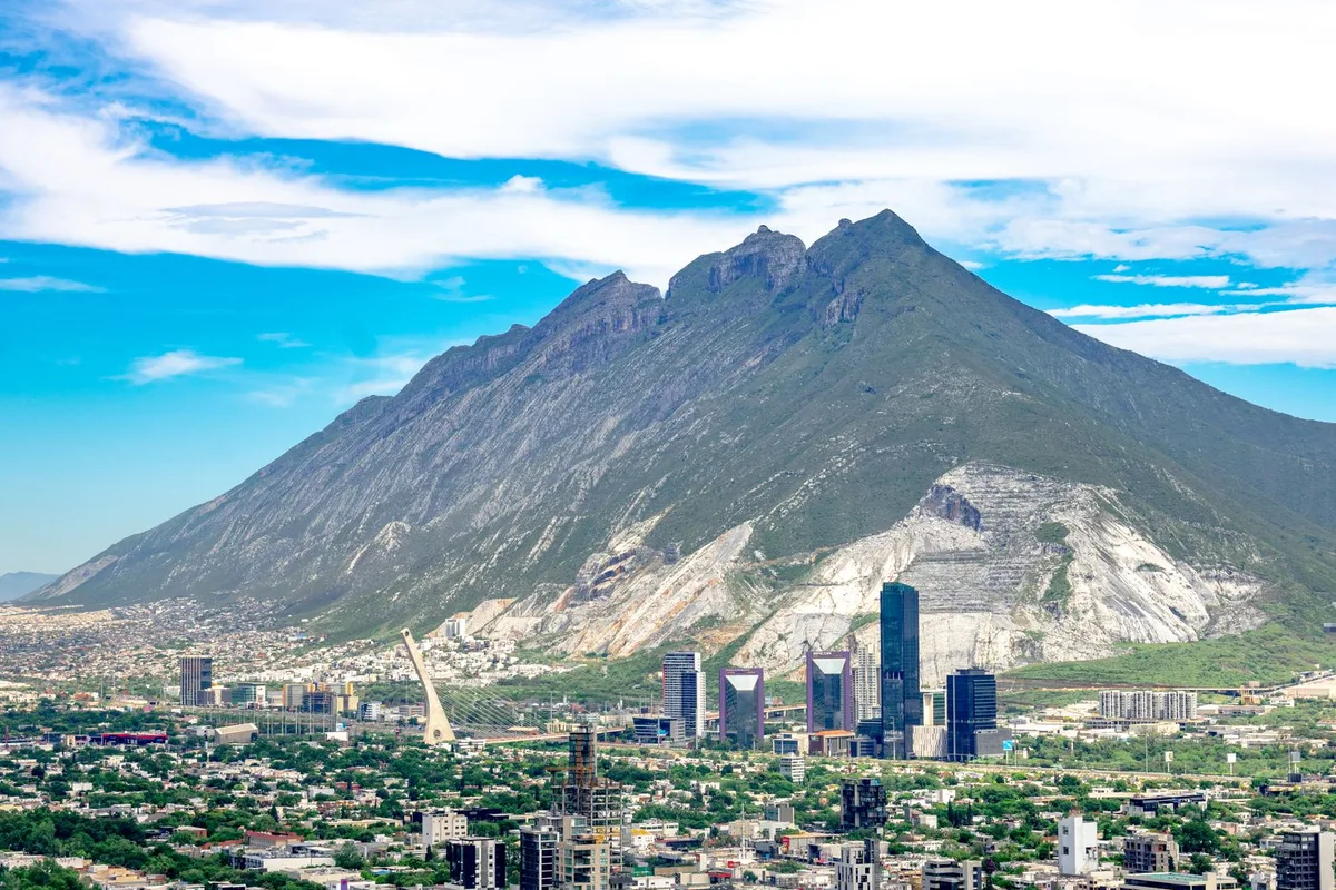 Monterrey spread beneath the Cerro de las Mitras, towers rising from the neighbourhoods