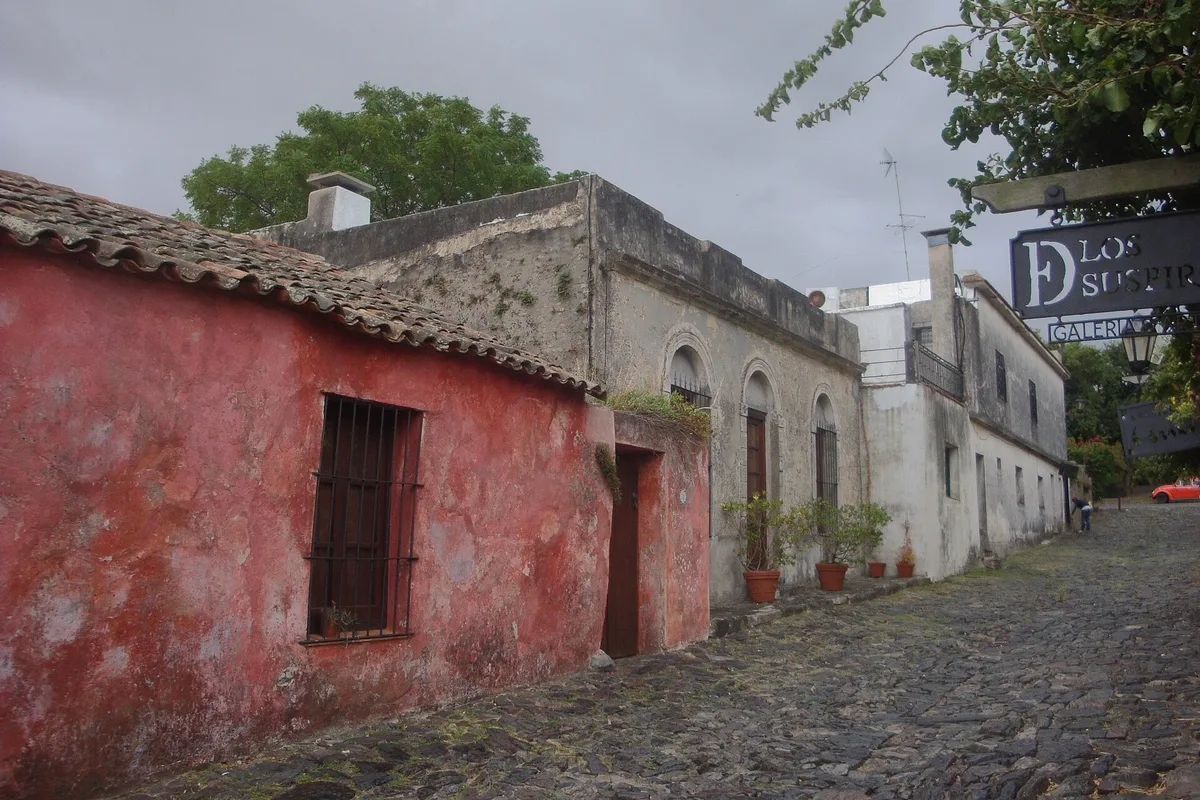 The cobbled Calle de los Suspiros in Colonia del Sacramento, pink and white colonial houses