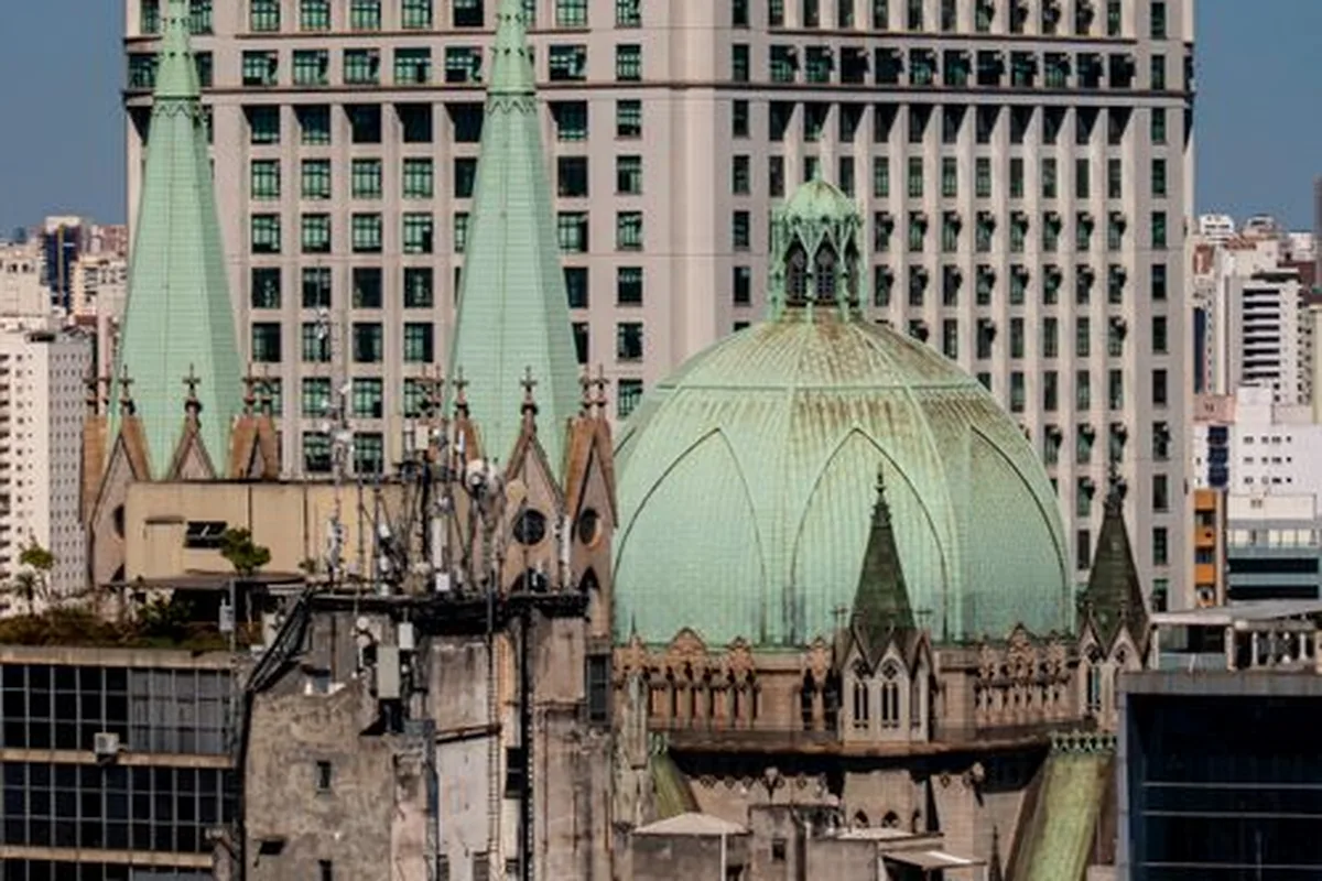 The green dome and tower of the Palacio Salvo above the Montevideo skyline