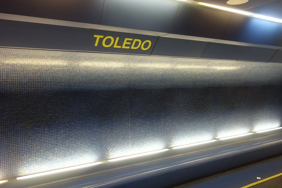 The blue mosaic wall of Toledo station, the metro Line 1 art station