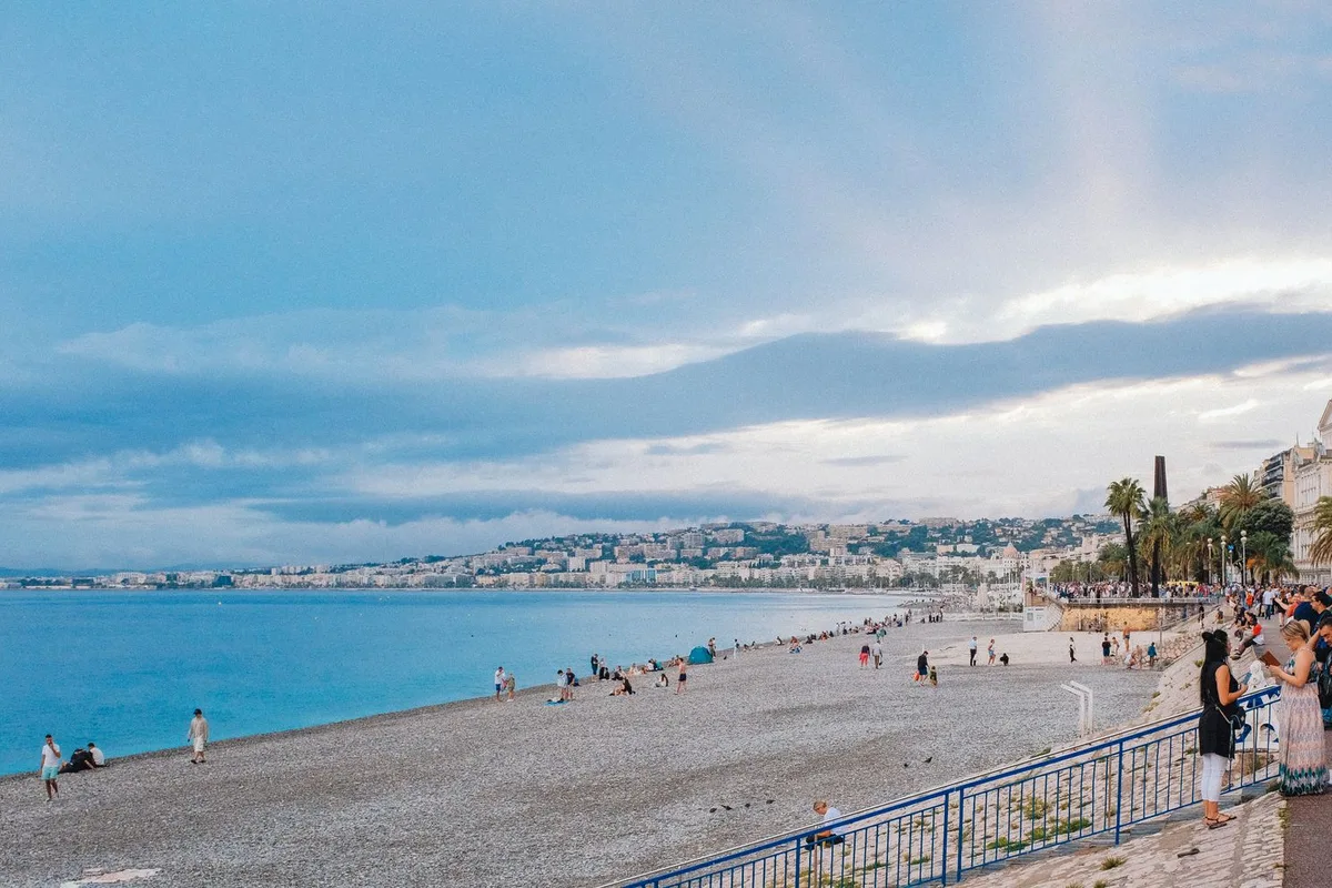The Baie des Anges curving past the pebble beach towards Colline du Château