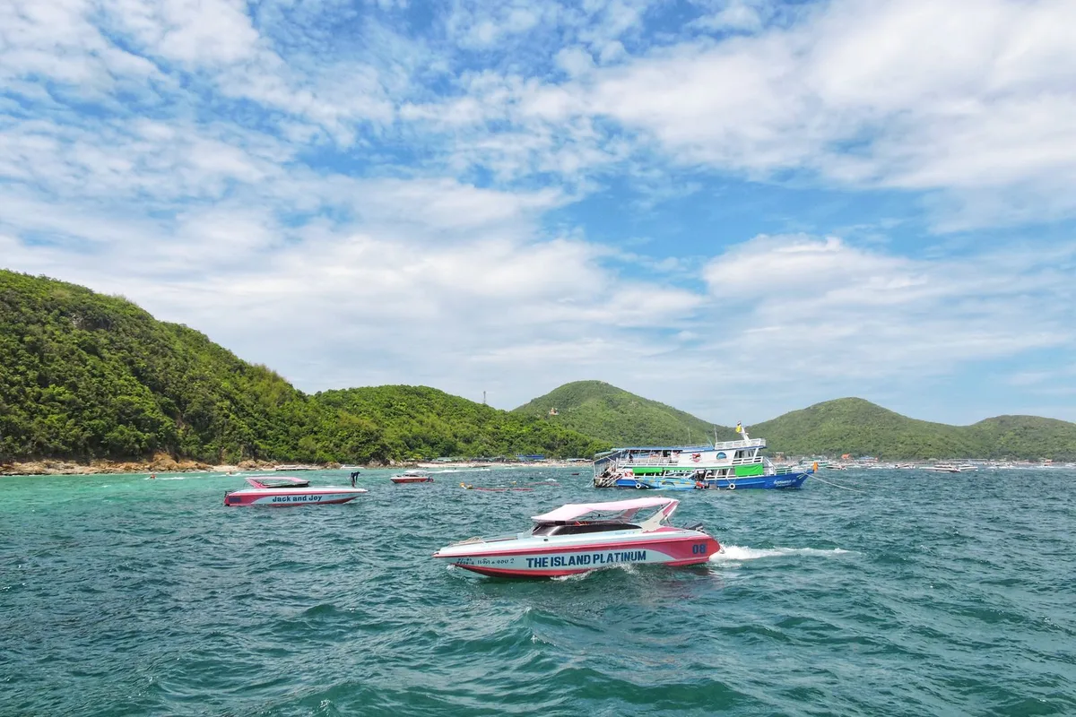 Speedboats crossing the bay to Koh Larn off Pattaya