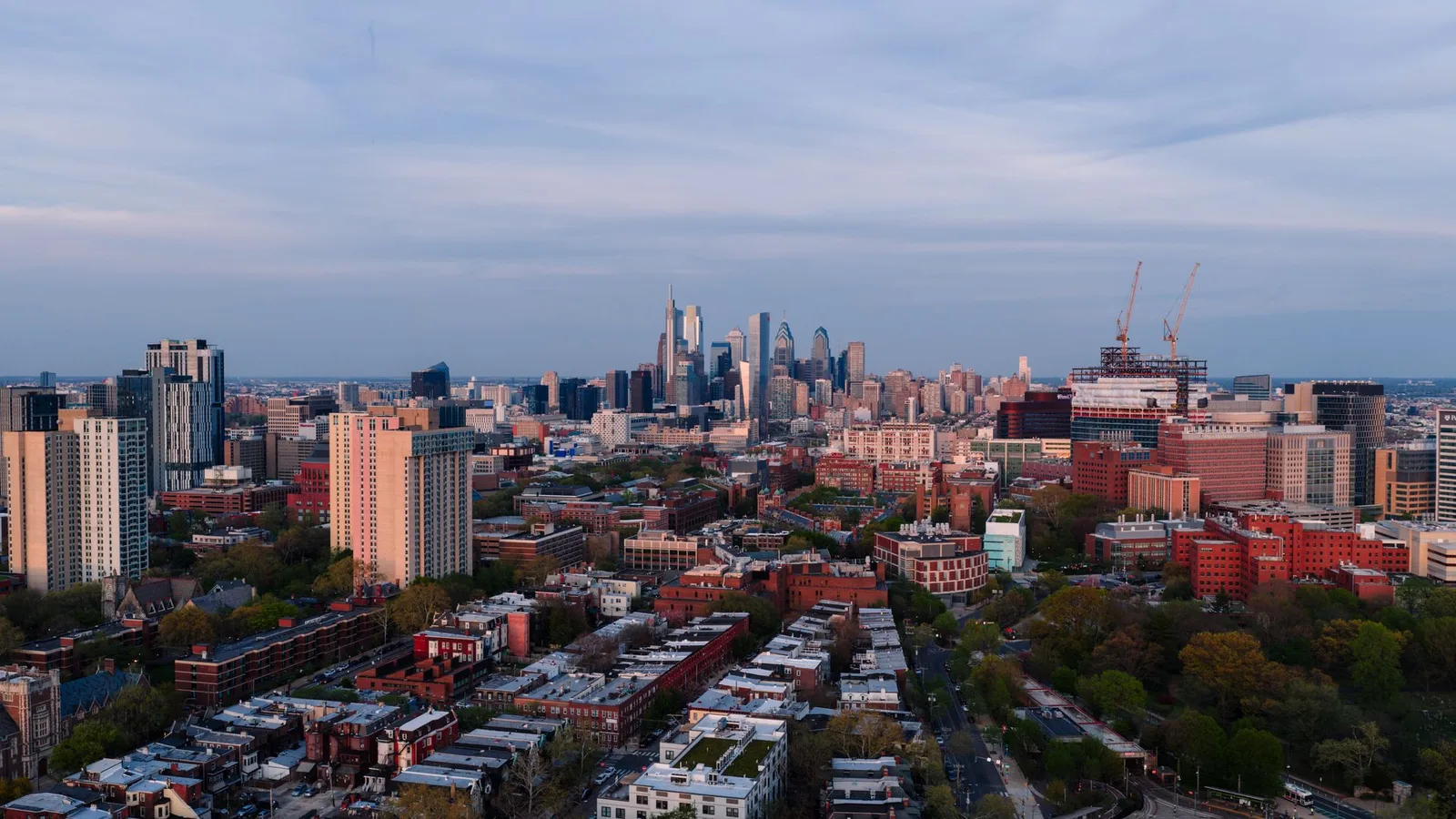 Philadelphia at dusk seen from University City, rowhouse neighbourhoods in front of the skyline