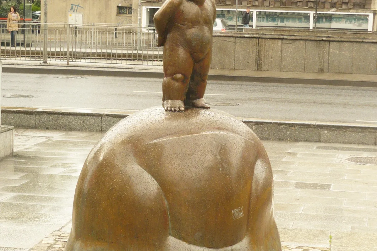 Papa Krasnal, the first Wrocław dwarf, standing on a fingertip on Świdnicka Street