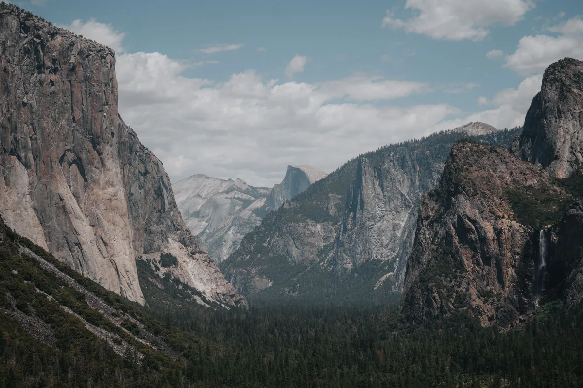 Tunnel View over Yosemite Valley — El Capitan, Half Dome and Bridalveil Fall in one frame